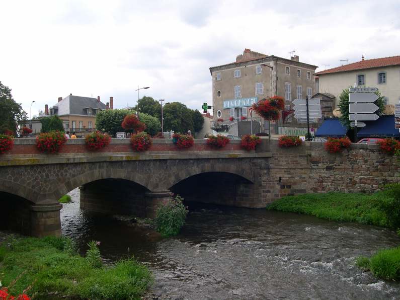  Petit pont sur la rivière